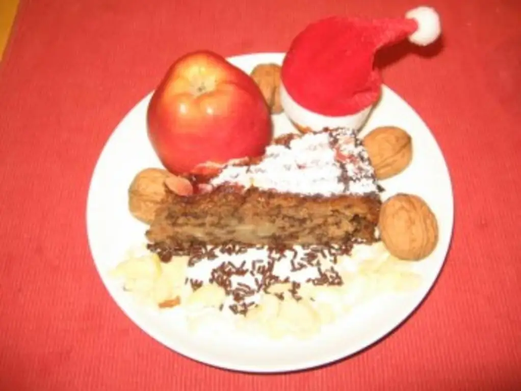 Торт Деда Мороза пахнет яблоками и орехами