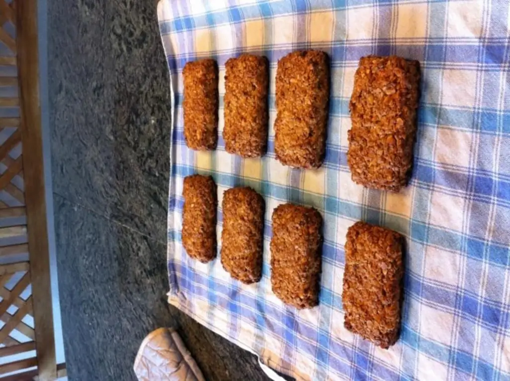 Энергетические батончики Вкусные батончики из арахиса. Абрикосы и овсянка для дополнительной порции энергии. Идеальные спортсмены