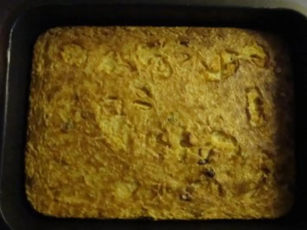 Запеченный рисовый пудинг с яблоками и изюмом