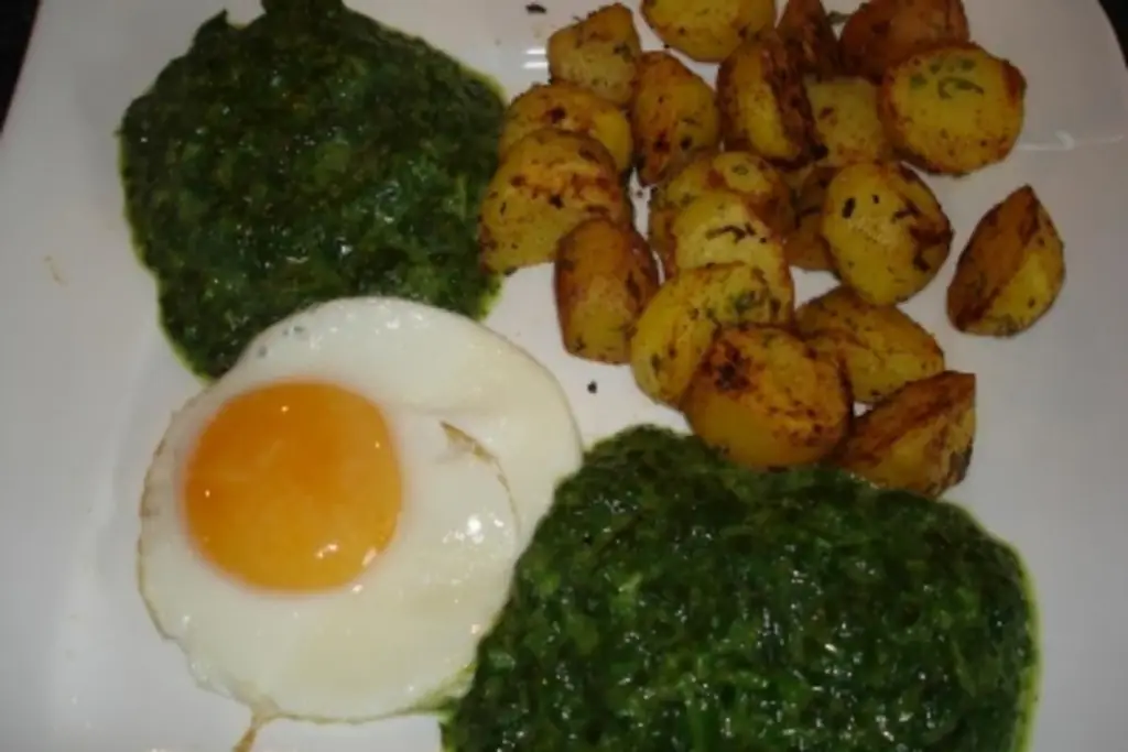 Яичница со шпинатом и жареным картофелем