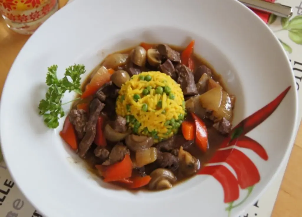 Телячья печень в воке с овощами и рисом карри с горошком