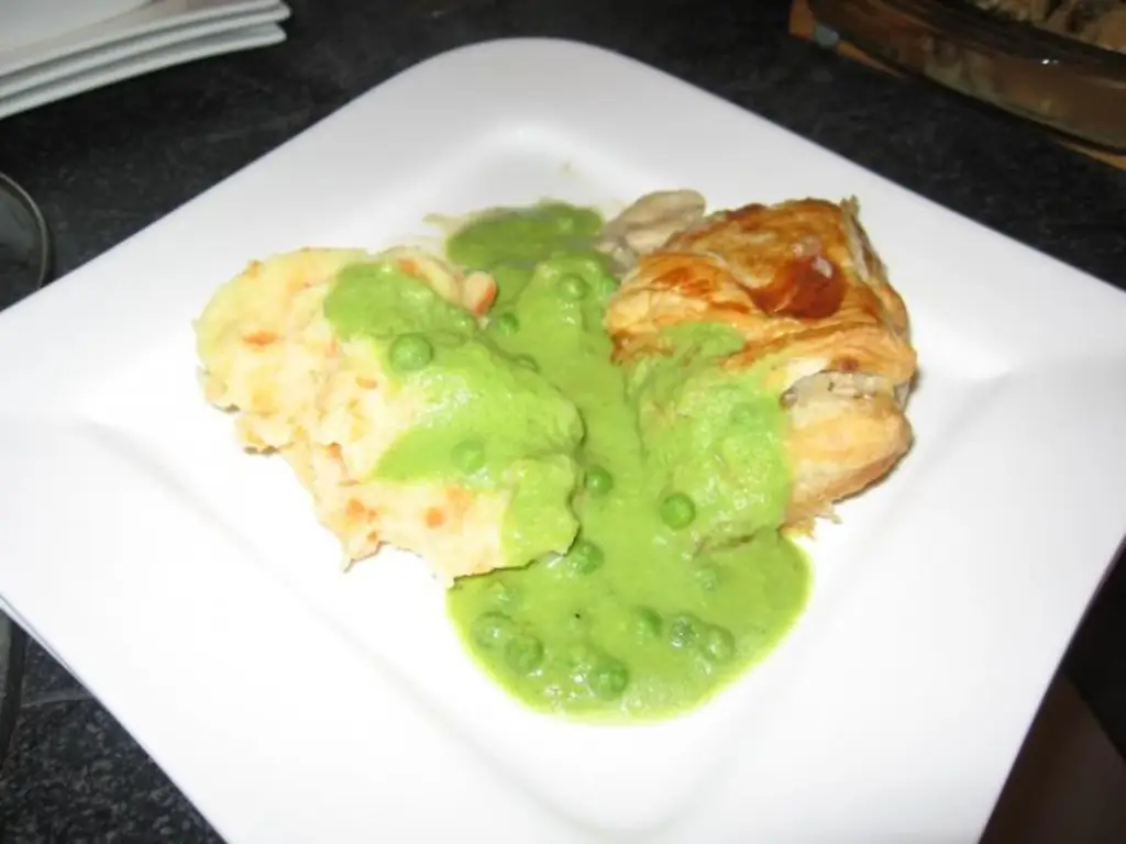 Куриный пирог с гороховым соусом