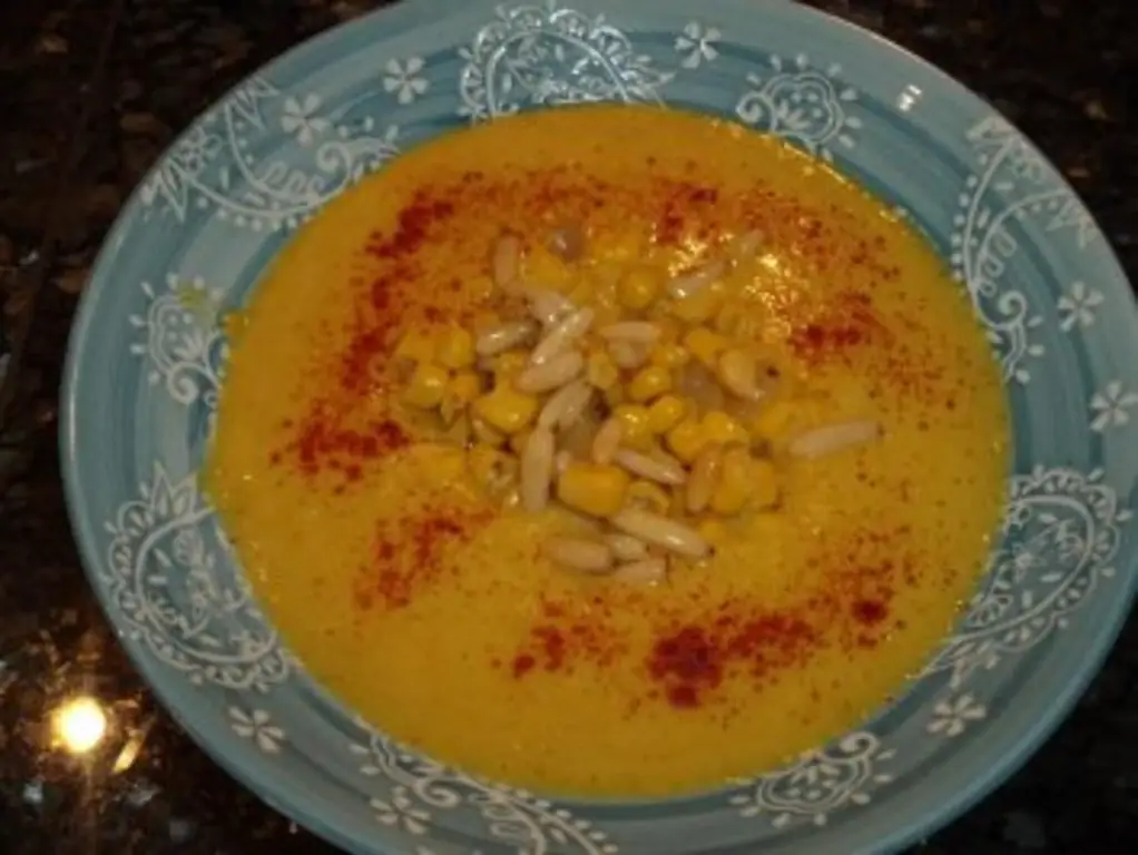 Кукурузный суп с луком и перцем чили