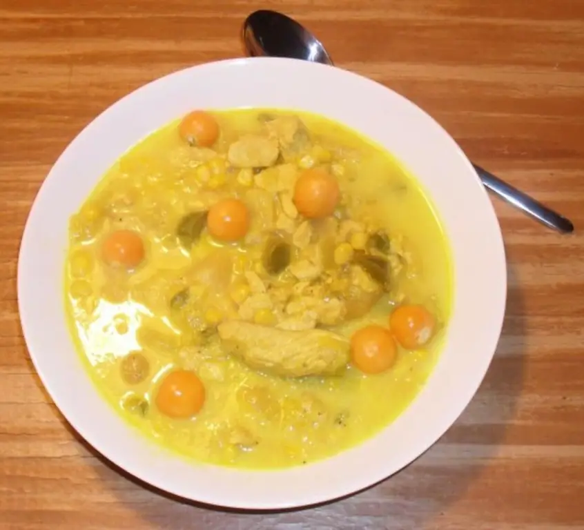 Кукурузный суп с нарезанной индейкой и зеленым перцем