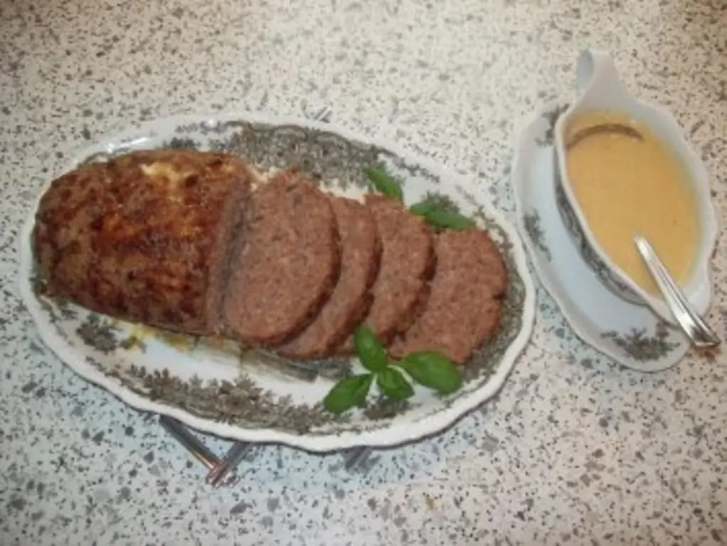 Мясной рулет с белыми грибами и сливочным соусом