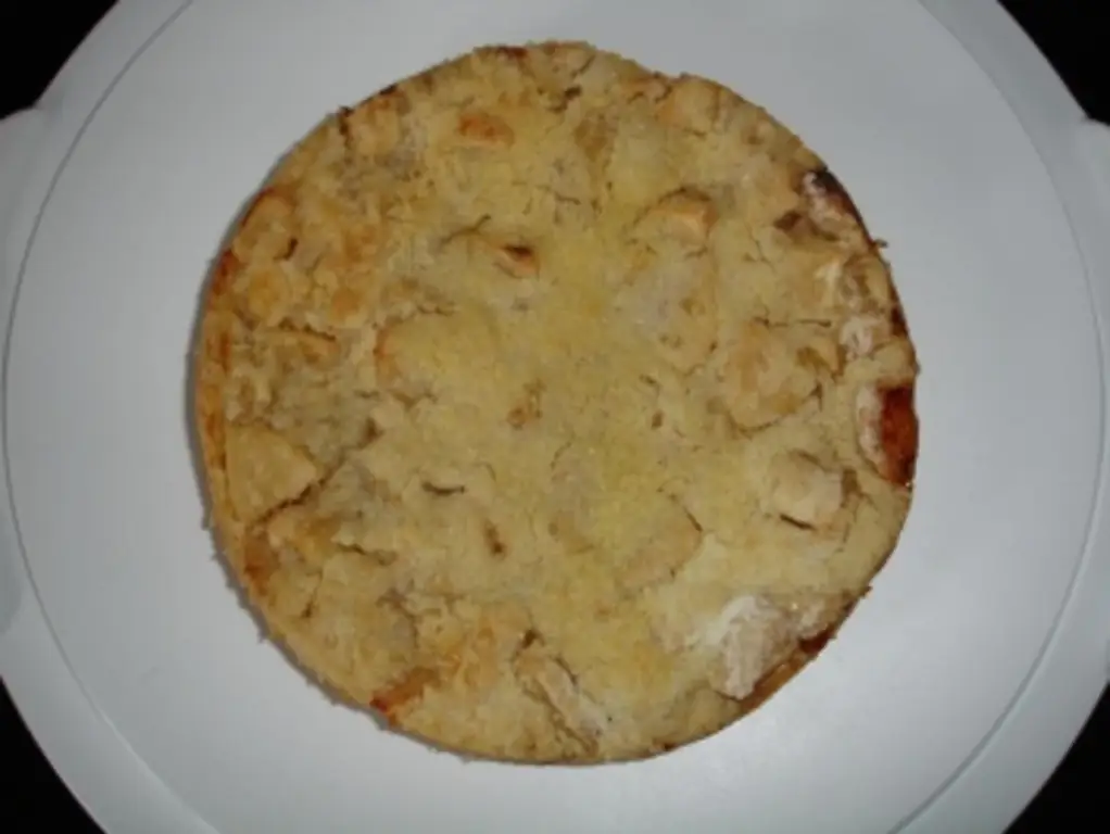 Яблочный пирог с тестом и посыпкой