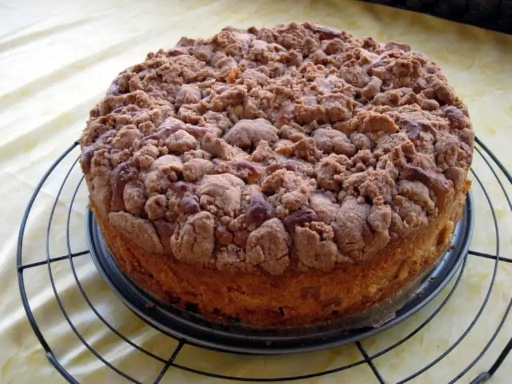 Яблочный пирог со сметаной и крошкой
