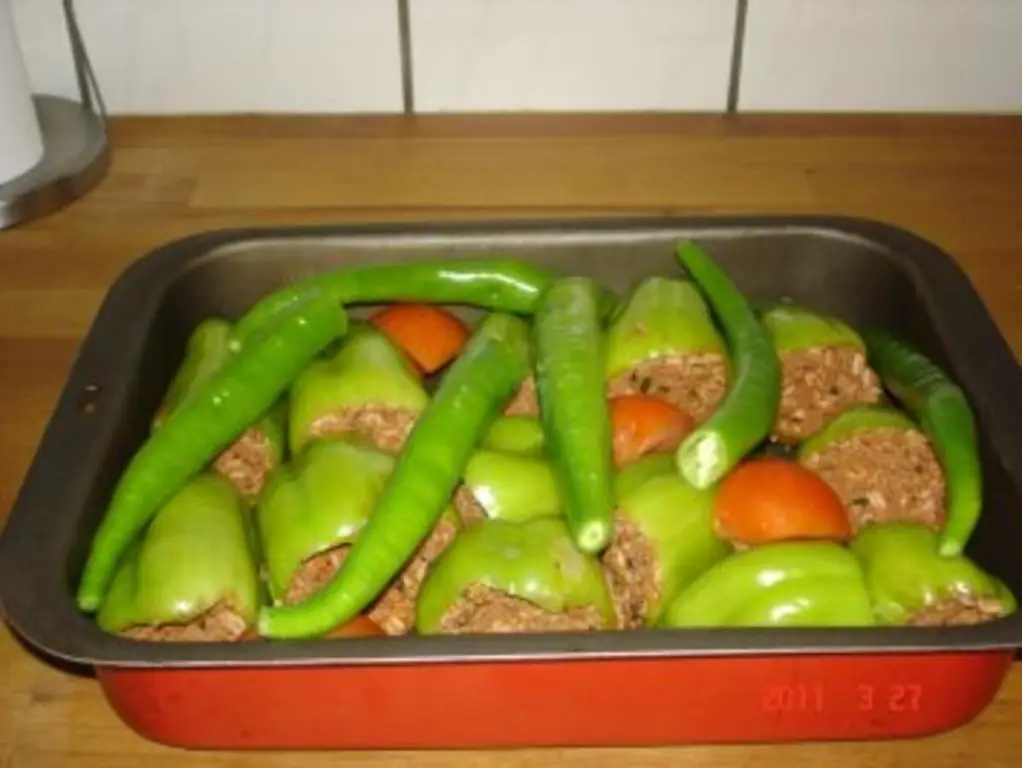 Фаршированный перец с йогуртовым соусом