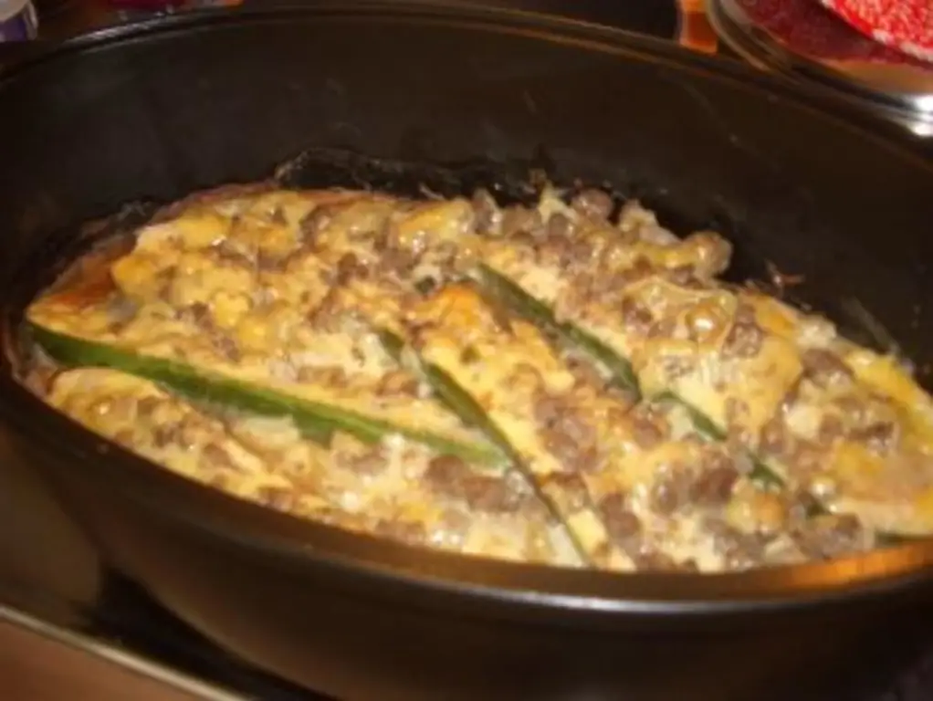 Кабачки, запеченные с мясным фаршем и соусом из корицы