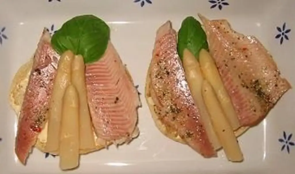 Брускетта с маслом из спаржи и копченой форелью