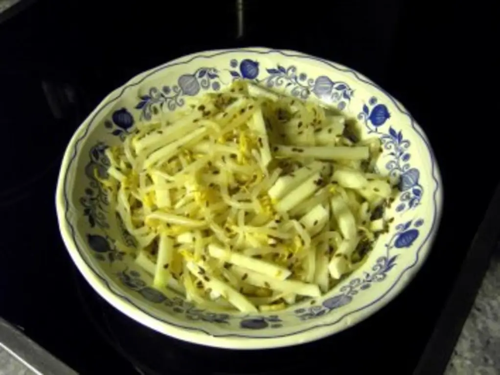 Салат из кольраби с ростками сои