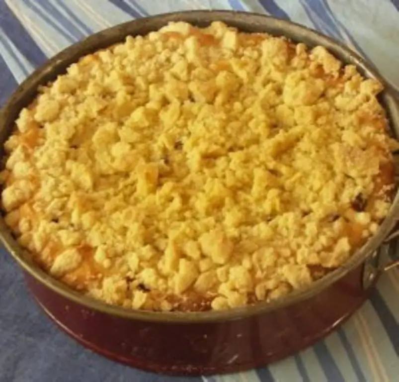 Сливовый торт с маскарпоне и крамблом