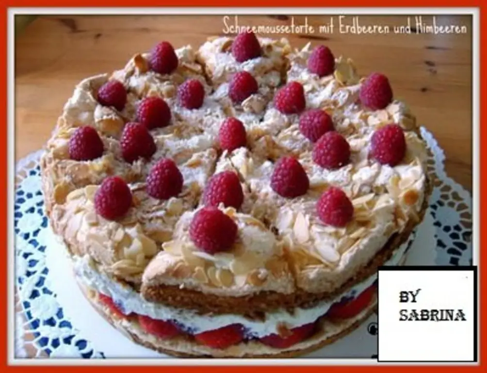 Снежный муссовый торт с клубникой и малиновым маскарпоне