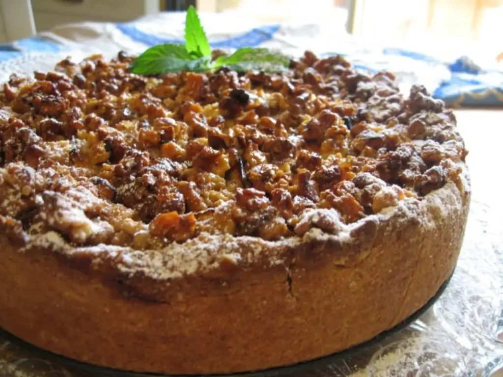 Яблочный пирог с грецкими орехами и сметаной. Из отличного буклета по выпечке, попробовал для вас
