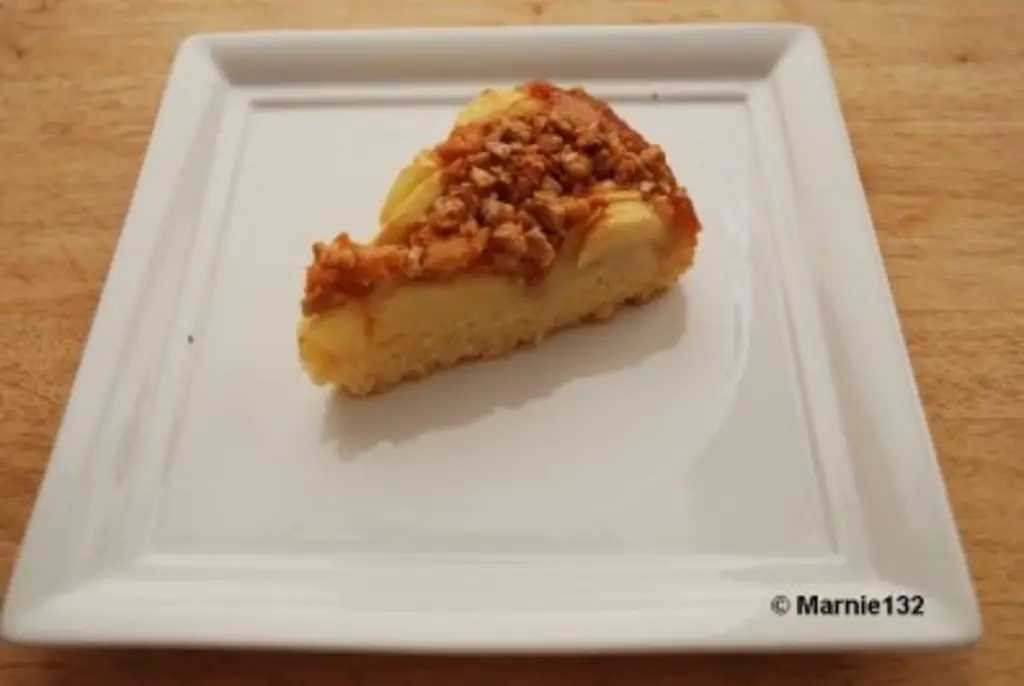 Яблочный пирог с грецкими орехами