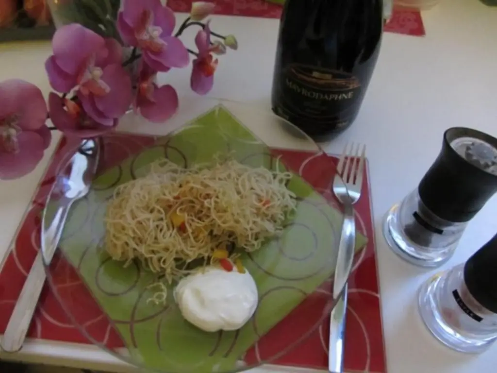 Жареная лапша с овощами