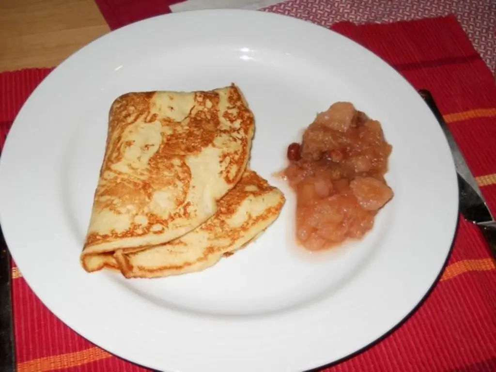 Блинчики с зимним яблочным компотом