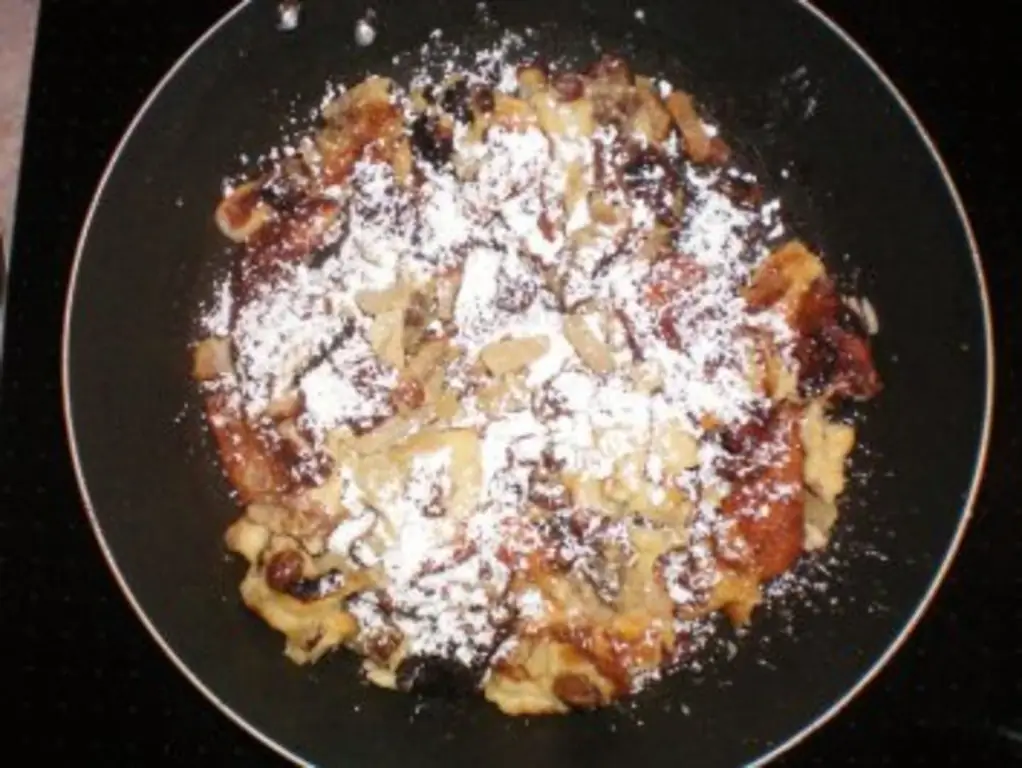 Кайзершмарн с яблоками, изюмом и ванильным соусом
