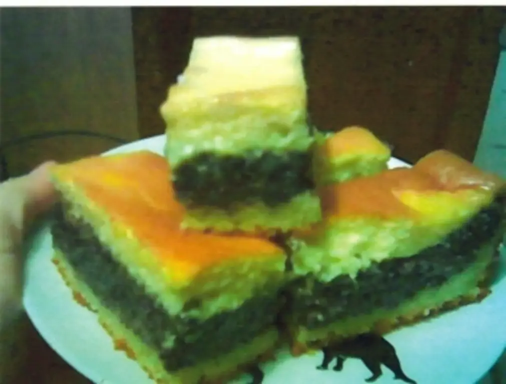 Пирожное с маком и яйцами