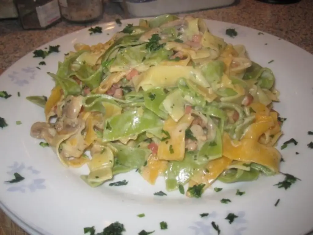 ЦВЕТНАЯ ЛАПША с беконом и грибами