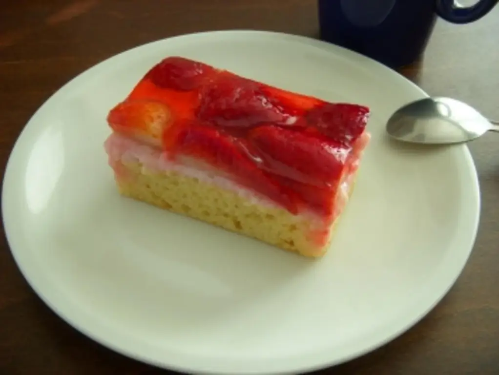 Ломтики клубники также очень вкусны с другими фруктами
