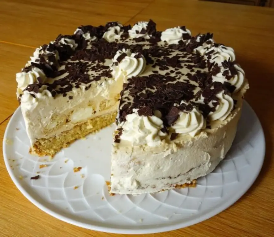 Сливочный слоеный торт с ореховой основой и бейлисом