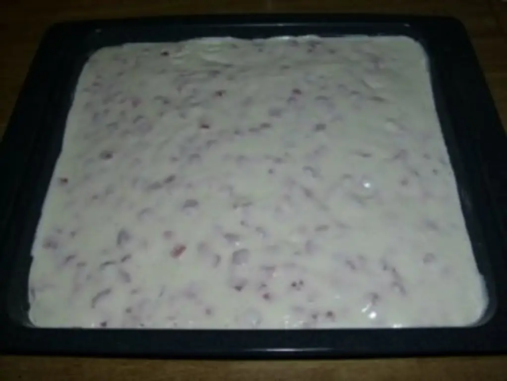 Ломтики клубники с маслом и сахарной пудрой