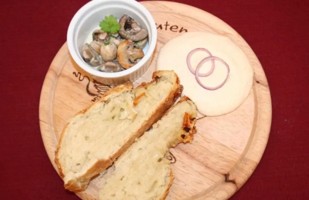 Spundekäse, грибной салат и домашний луковый хлеб