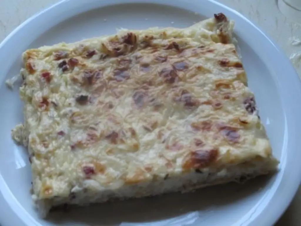 Луковый пирог из форм с большим количеством начинки
