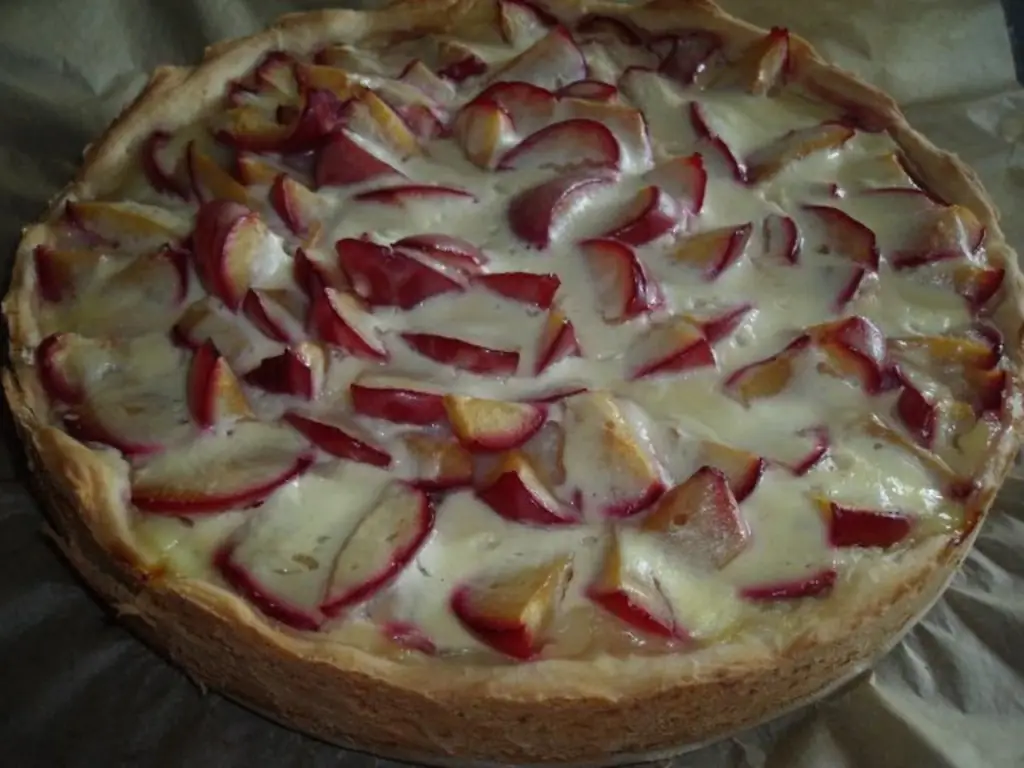 Сливовый пирог с размягченным маслом и мукой