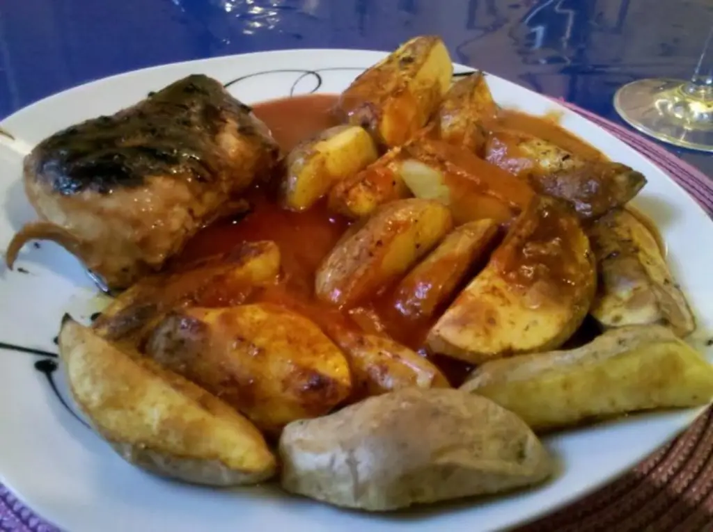 Птица: Пряное филе куриной грудки с картофельными дольками