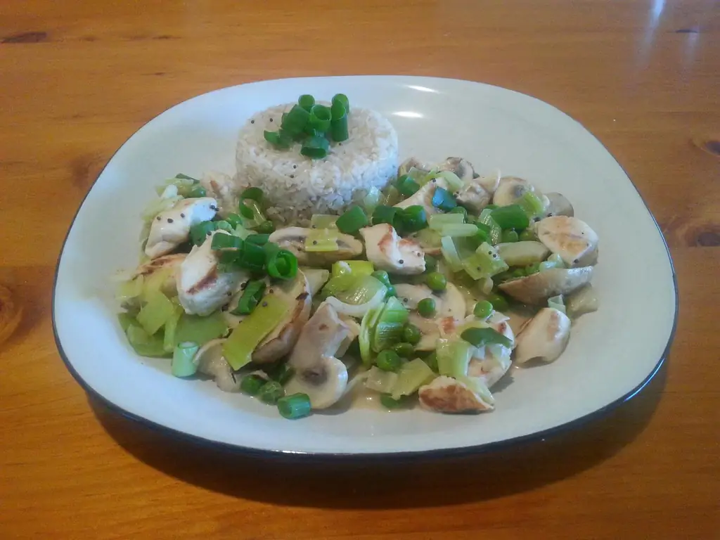 Куриная сковорода с белым вином