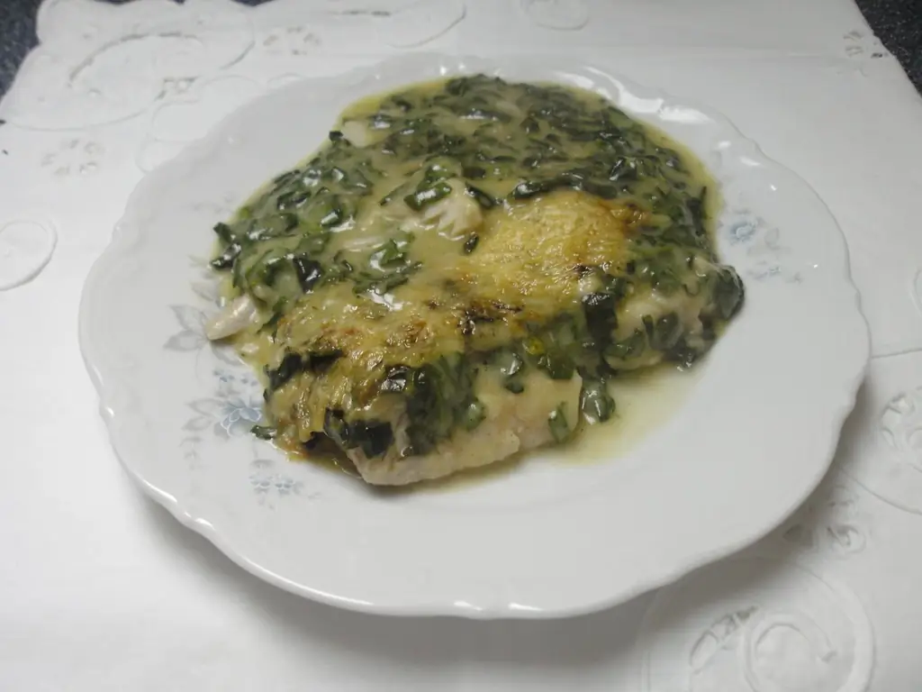 Митай, запеченный со шпинатным соусом