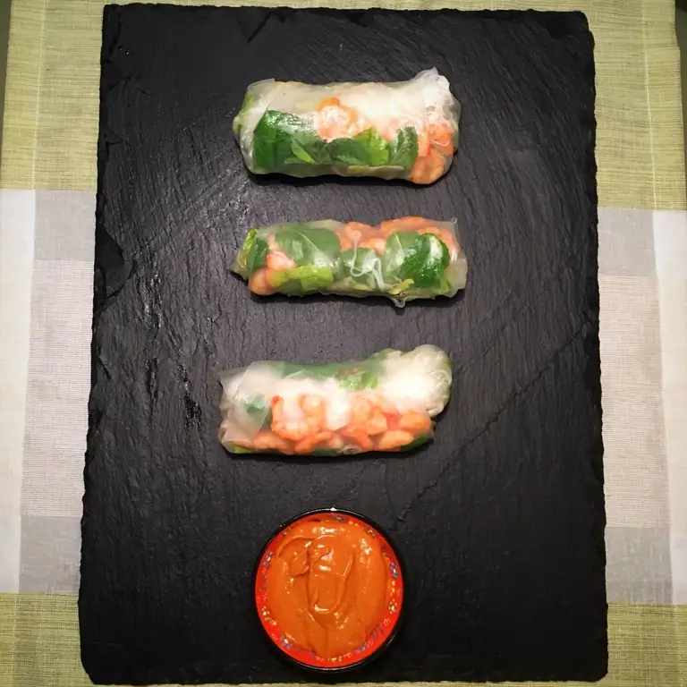 Летние роллы с азиатским соусом из арахиса