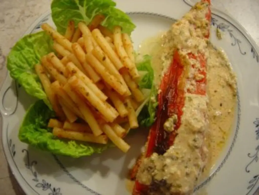 Красные остроконечные перцы, фаршированные мясным фаршем