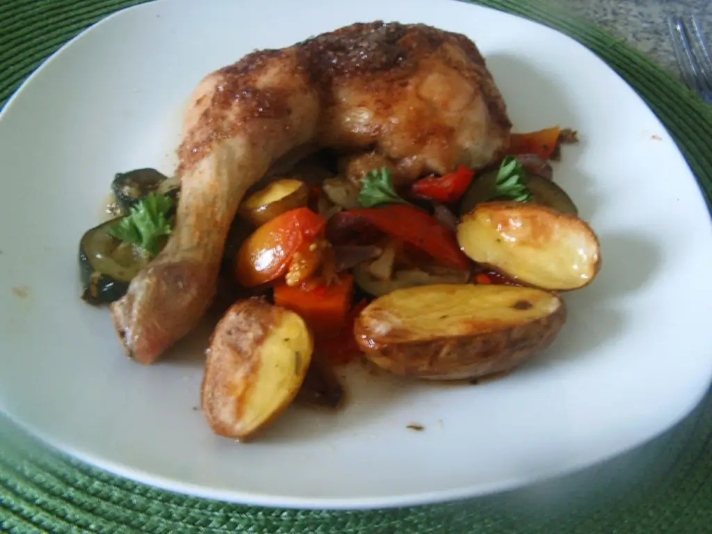 Куриные ножки на запеченных овощах