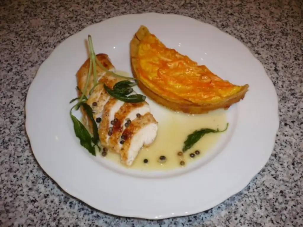 Жареная куриная грудка с соусом из белого перца и морковным пирогом