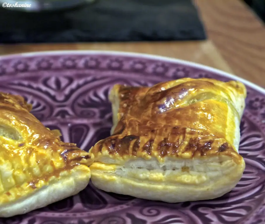 Формочки из слоеного теста с начинкой из мясного фарша