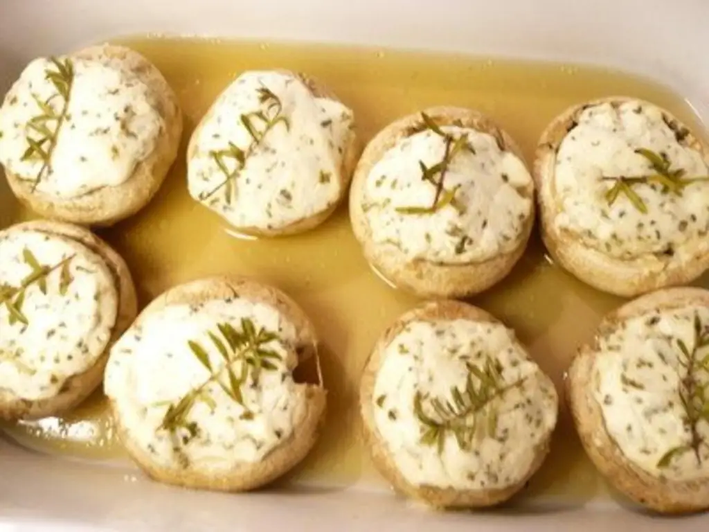 Фаршированные грибы с козьим сыром