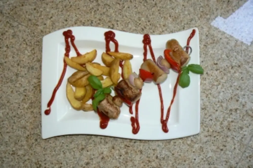 Шашлык из колбасы на дольках картофеля и помидорах