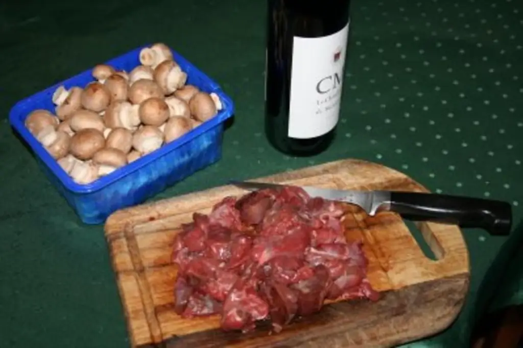 Гуляш из оленины, как и оленины, очень маложирный, это не только вкусно, но и блюдо для стройной фигуры