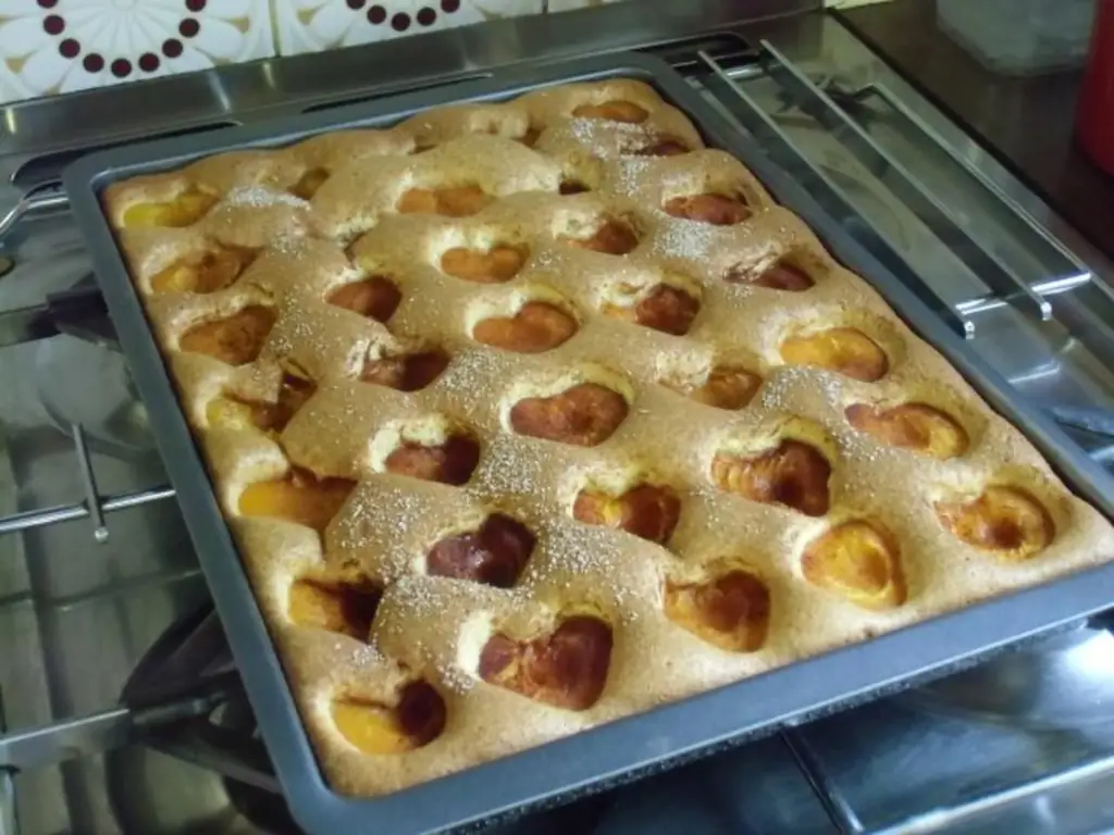 Абрикосовый торт с яйцом и сахарным песком