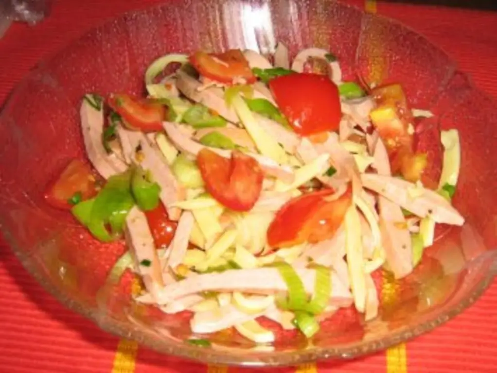 Салат из летней колбасы с сыром и помидорами