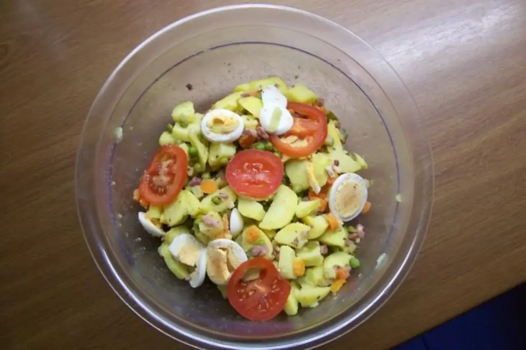 Красочный картофельный салат с беконом