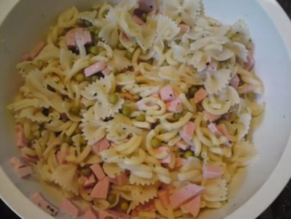 Салат из макарон с мясной колбасой