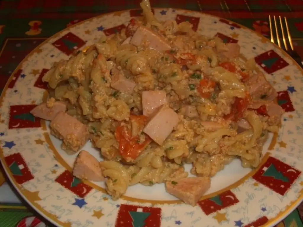 Паста с чесночной колбасой и яичницей