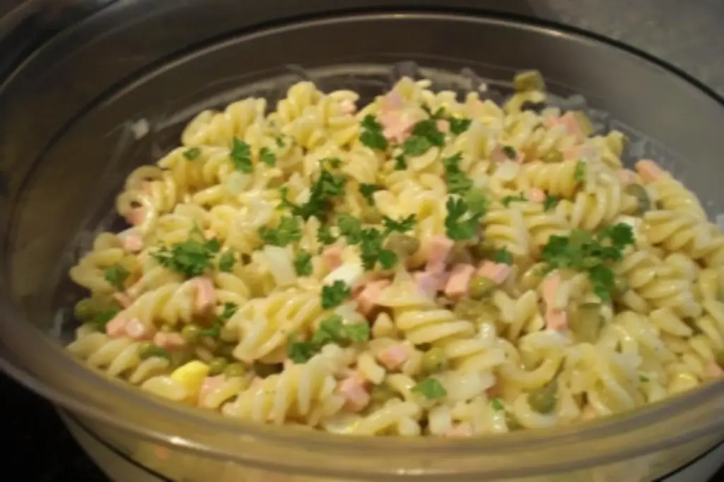 Обычный салат с макаронами