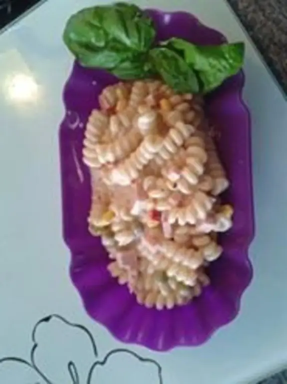 Салат из пасты со спиральной лапшой и мясной колбасой