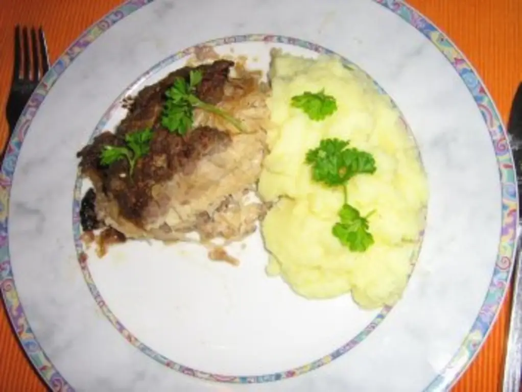 Мясной рулет с начинкой из квашеной капусты