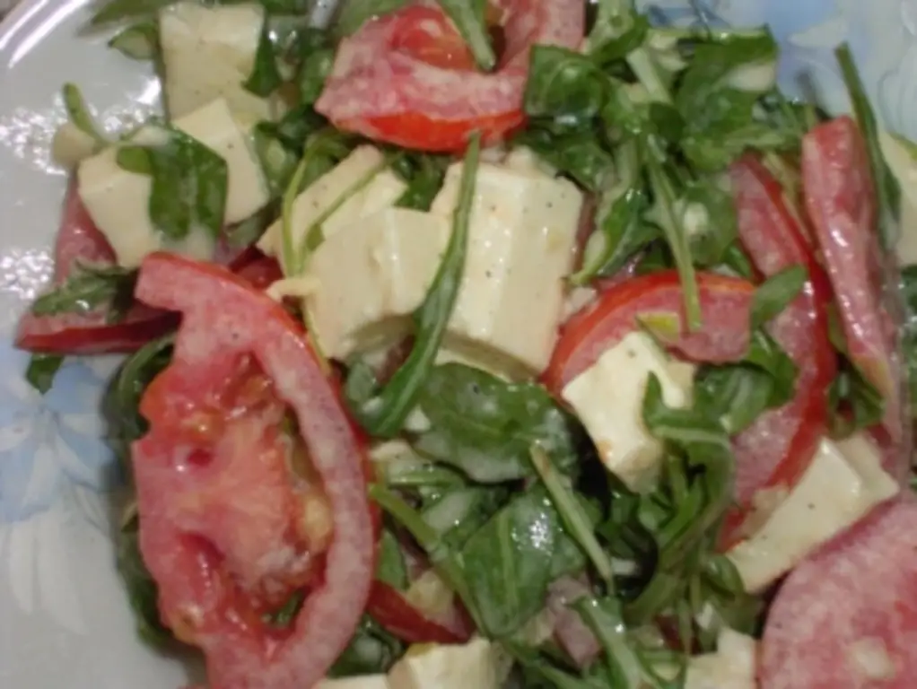 Салат из рукколы с помидорами и моцареллой